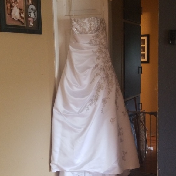 A line wearing dress - Picture 2 of 8